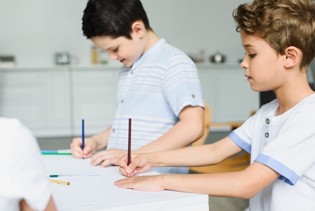 Niños escribiendo un texto narrativo en clases