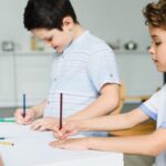 Niños escribiendo un texto narrativo en clases