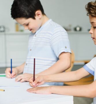 Niños escribiendo un texto narrativo en clases