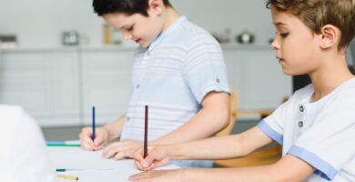Niños escribiendo un texto narrativo en clases